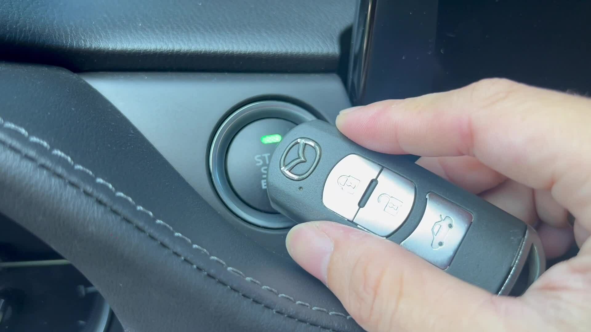 Cách mở cửa và khởi động xe khi chìa thông minh cạn pin