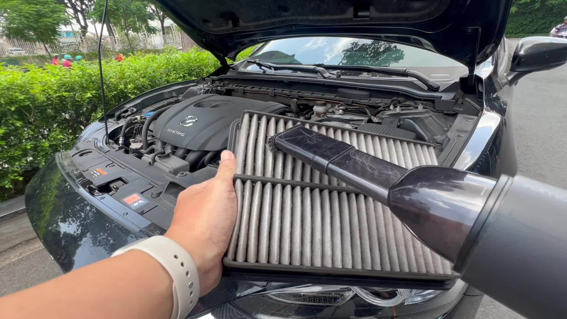 Cách vệ sinh hoặc thay lọc gió động cơ tại nhà