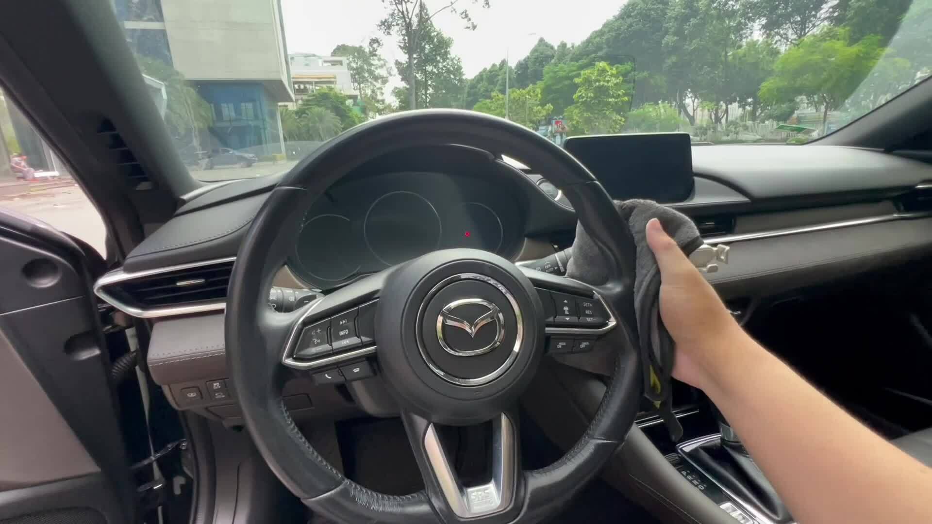 Cách vệ sinh vô-lăng và cần số tại nhà