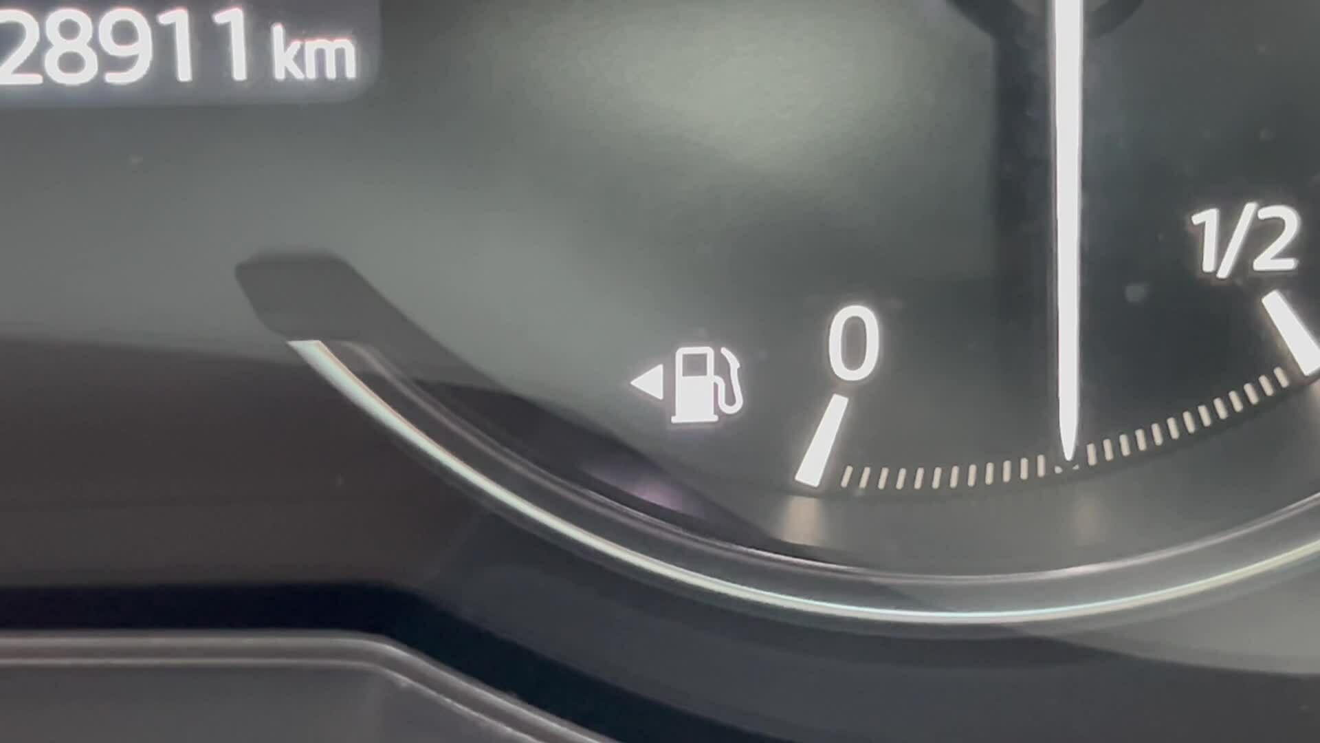 Cách xác định nhanh vị trí nắp bình xăng cho tài xế mới