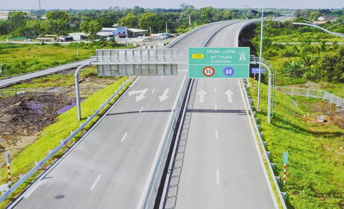 Một đoạn cao tốc Trung Lương - Mỹ Thuận có biển thông tin tốc độ tối đa và tối thiểu. Ảnh: Hoàng Nam