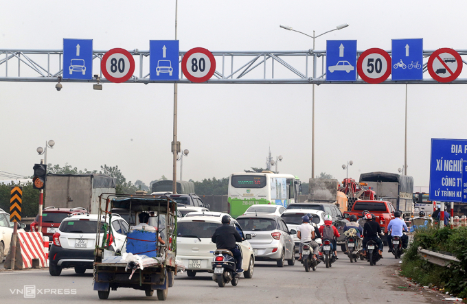 Biển R.412 trên cầu Thanh Trì, Hà Nội. Ảnh: Phương Sơn