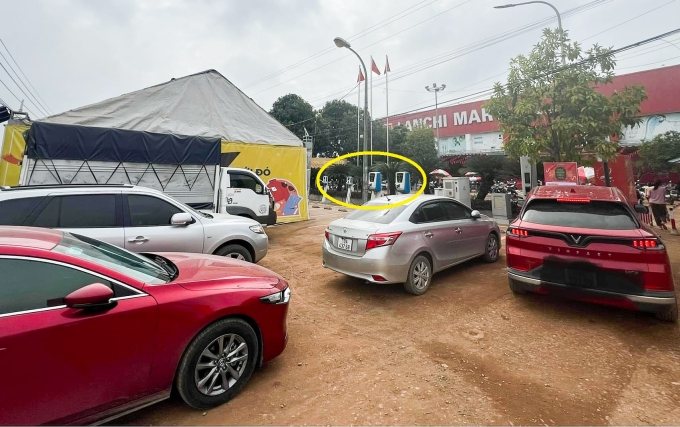 Một khu sạc xe điện (khoanh vàng) bị chắn lối vào bởi các phương tiện khác ở Ba Vì, Hà Nội. Ảnh: Hoàng Lâm