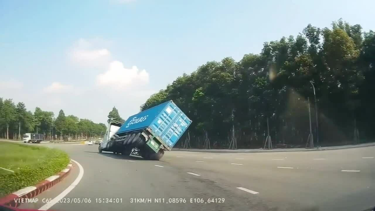 Container lật ngang khi ôm cua