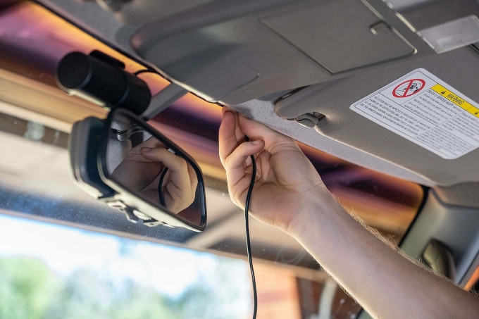 Cần đi dây gọn gàng và tránh vị trí túi khí khi lắp đặt camera hành trình. Ảnh: Supercheapauto