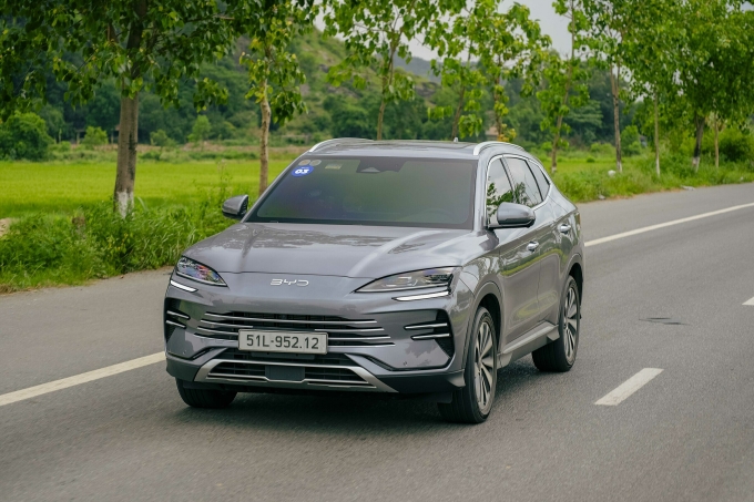 BYD Sealion 6 trên một cung đường quốc lộ. Ảnh: Huy Thắng