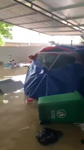 Dùng bạt biến xe thành 'thuyền' để chống lũ 