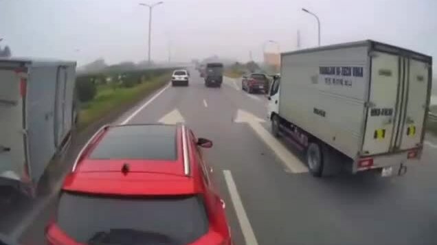 Dừng đột ngột giữa cao tốc, SUV gây tai nạn liên hoàn