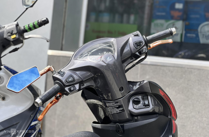 Xe chỉ dùng một bên gương trái. Ảnh: Hồ Tân