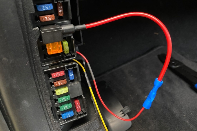 Dây nguồn camera hành trình được đấu nối qua bộ hardwire kit, kết nối thông qua hộp cầu chì của xe. Ảnh: Parkers