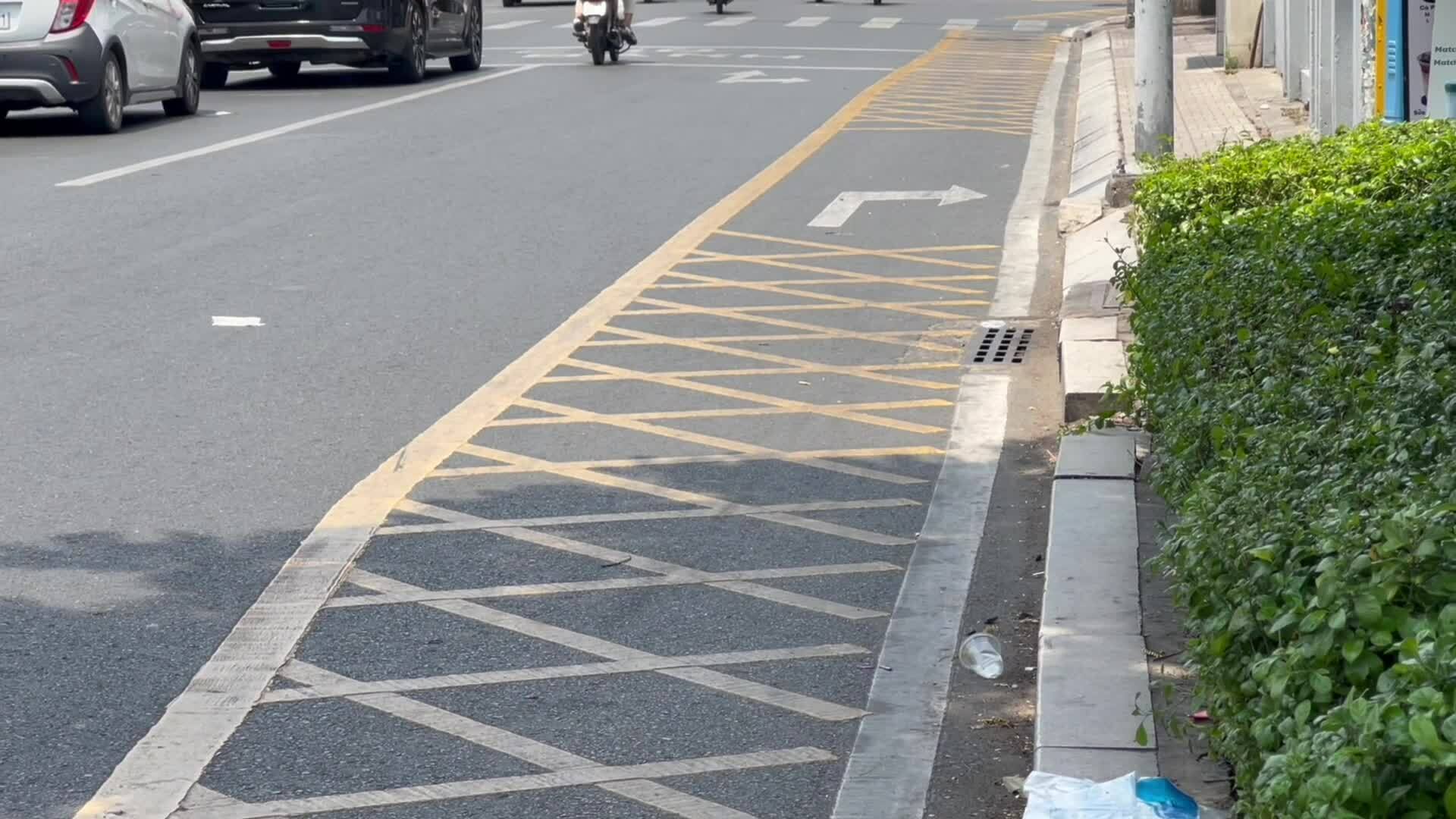 Hiểu đúng về vạch mắt võng tại những nơi xe máy được phép rẽ phải khi đèn đỏ