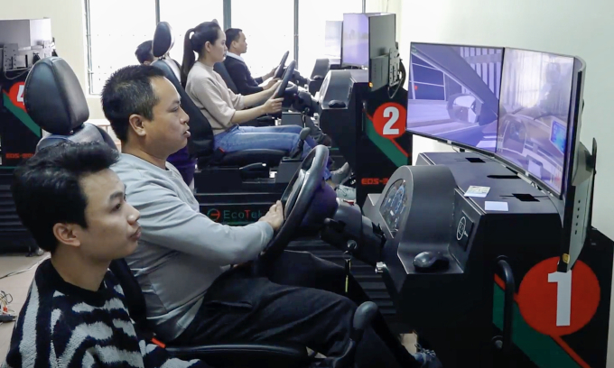Học viên học lái xe mô phỏng. Ảnh: Lộc Chung