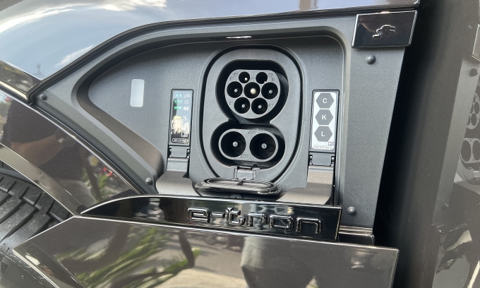 Cổng sạc trên mẫu Audi Q8 e-tron, có hỗ trợ sạc nhanh. Ảnh: Hồ Tân
