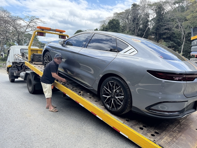 BYD Han được đưa lên xe cứu hộ sau khi kẹt giữa đèo Ngoạn Mục vì cạn pin. Ảnh: Nguyễn Tuấn