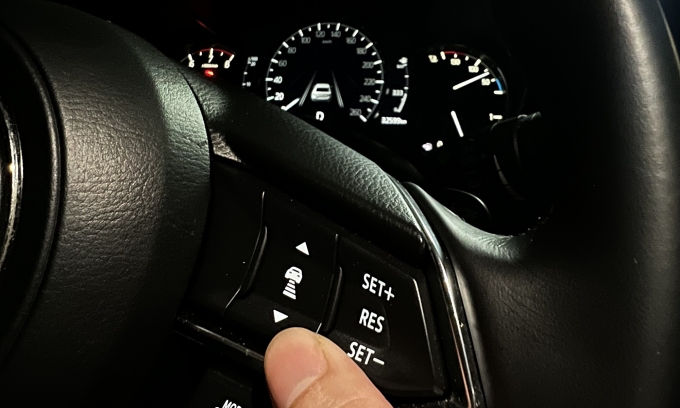 Nút kích hoạt tính năng ga tự động thích ứng trên Mazda6. Ảnh: Hồ Tân