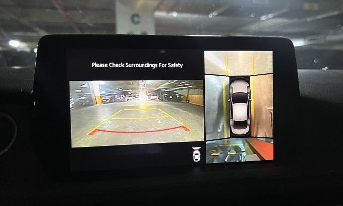 Hệ thống camera 360 trên một mẫu xe Nhật, có khuyến cáo kiểm tra trực quan kỹ xung quanh để an toàn hơn khi sử dụng. Ảnh: Hồ Tân
