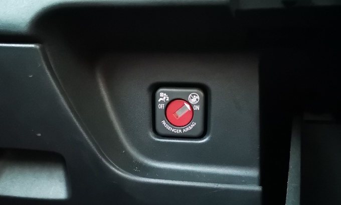 Lẫy khóa vô hiệu hóa túi khi bên phụ trên mẫu Peugeot 208 Ảnh: Automotive Roar