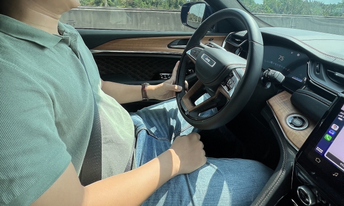 Cảm giác vô-lăng se thay đổi khi tài xế điều khiến xe ở tốc độ cao. Ảnh: Hồ Tân