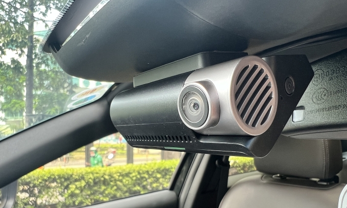 Camera hành trình gắn sau gương chiếu hậu trên xe. Ảnh: Hồ Tân