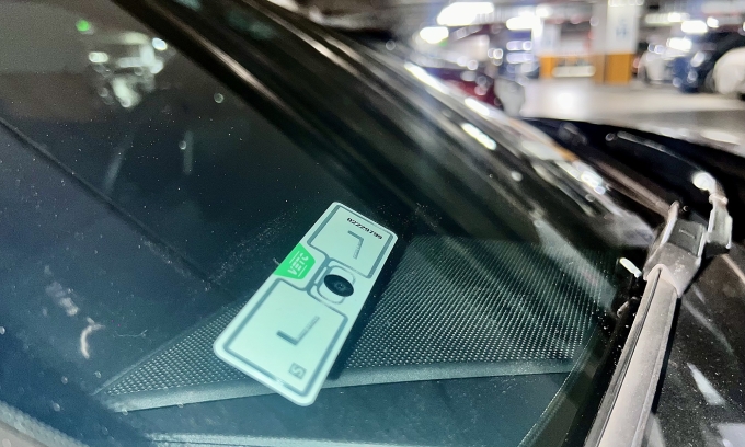 Thẻ etag dán trên kính lái của xe. Ảnh: Hồ Tân