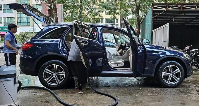 Xe đang được rửa, hút bụi tại Hà Nội. Ảnh: Minh Thắng