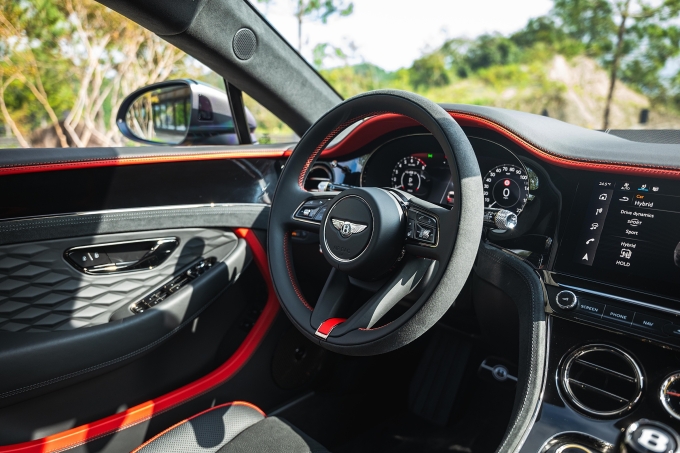 Nội thất phối màu thể thao. Ảnh: Bentley
