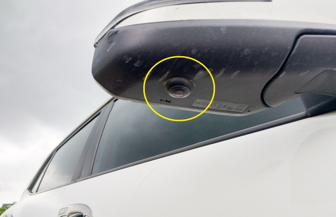 Camera lắp thêm ở dưới cụm gương. Ảnh: Nguyễn Tuyên