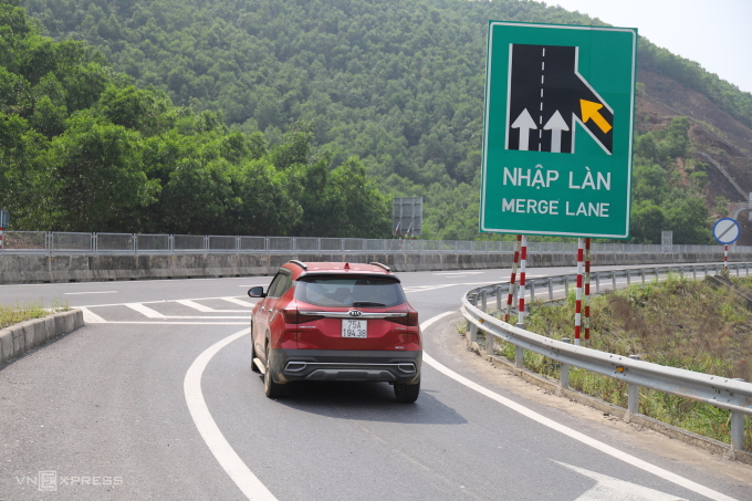 Một ôtô nhập vào làn cao tốc La Sơn - Túy Loan. Ảnh: Võ Thạnh