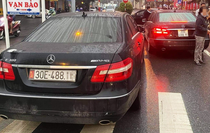 Hai xe Mercedes cùng biển số chạm mặt nhau vào 2021. Ảnh: Quang Toàn