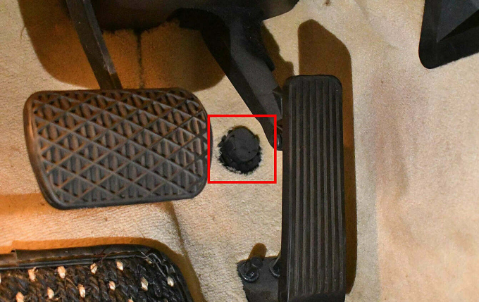 Nút kích hoạt kickdown trên xe Mercedes. Ảnh: Classictrimparts
