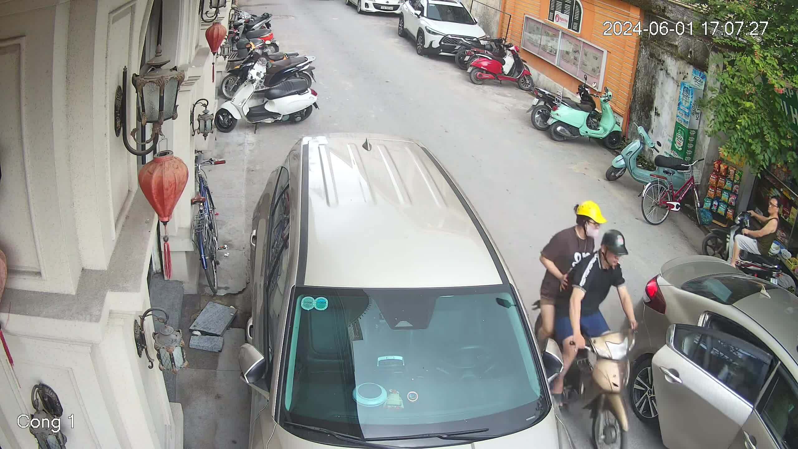 Mở cửa xe gây tai nạn