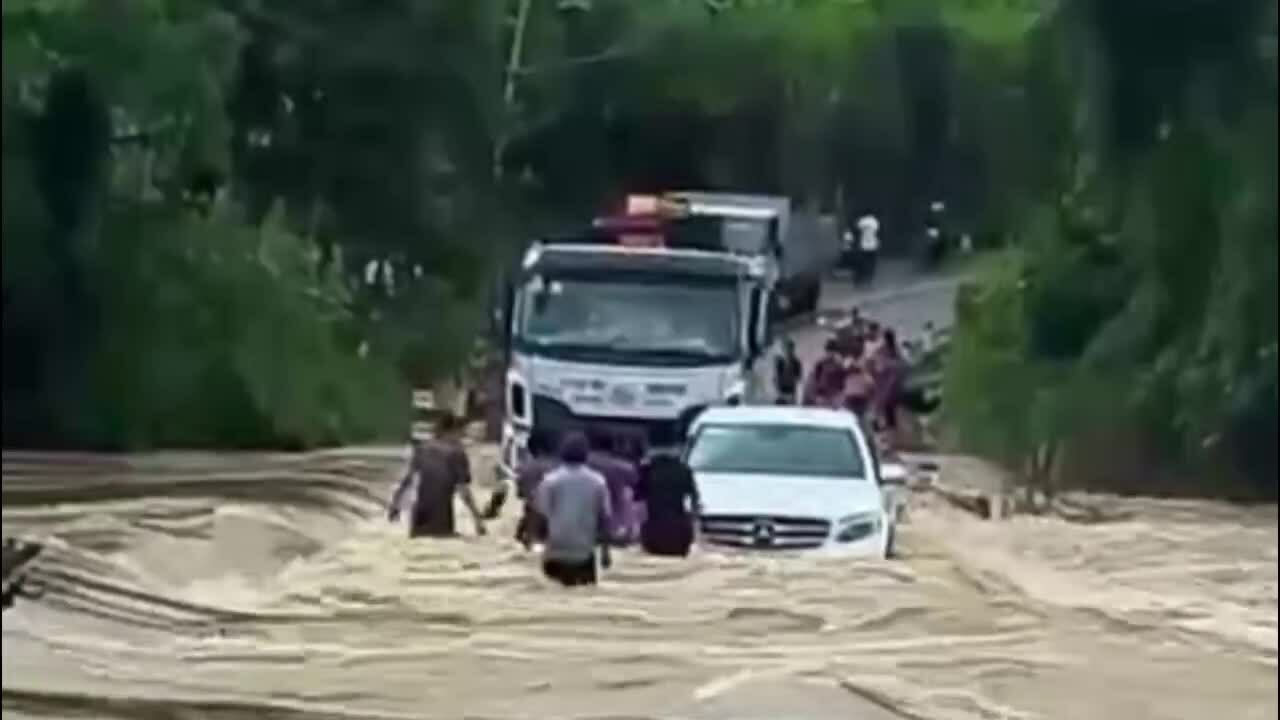 Ôtô bị lũ cuốn trôi khi băng qua cầu tràn