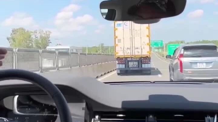 Ôtô ôm làn trái