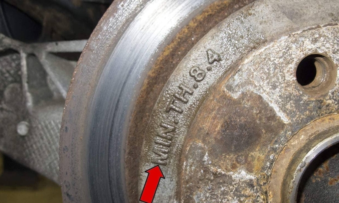Độ dày tối thiểu được khắc nổi ở trên đĩa phanh. Ảnh: Pelican Parts