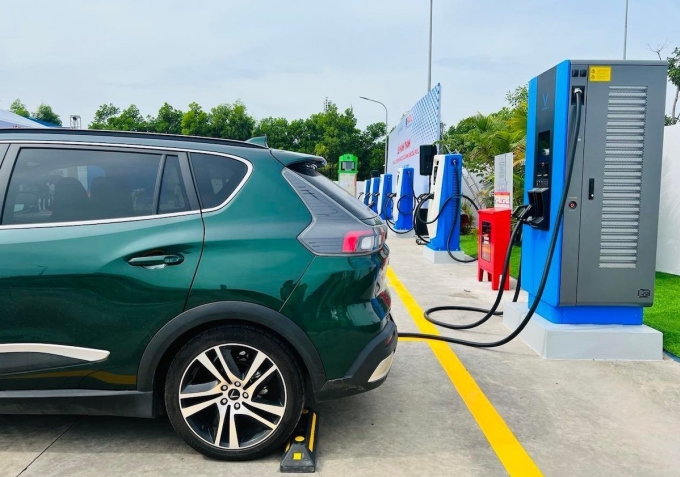 Một điểm sạc được xây dựng chung với trạm xăng, dầu ở Hải Phòng. Ảnh: Anh Minh
