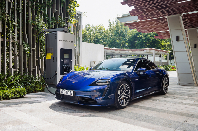 Xe điện Porsche đang sạc tại một đại lý ở Hà Nội. Ảnh: Minh Quân