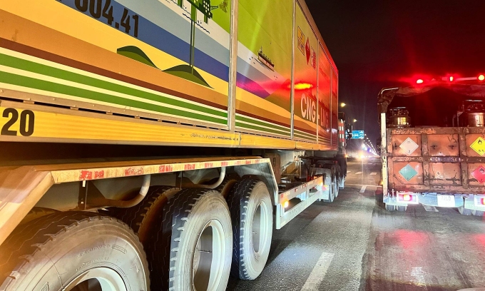 Xe container và xe tải trên tuyến đường QL51. Ảnh: Hồ Tân