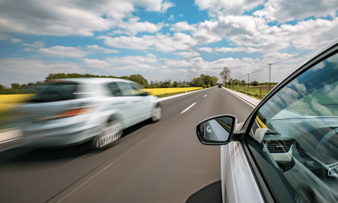 Một đang thực hiện vượt phương tiện khác trên đường đi. Ảnh: Whocanfixmycar