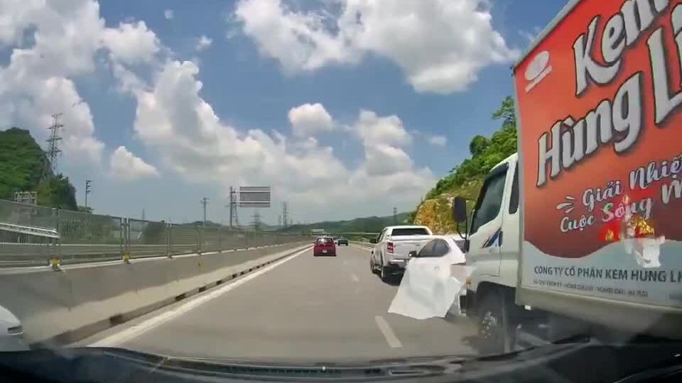 Xe tải đâm dồn toa hai xe con trên cao tốc