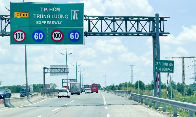 Biển báo xe đi chậm hơn đi về bên phải. Ảnh: Nguyên Vũ