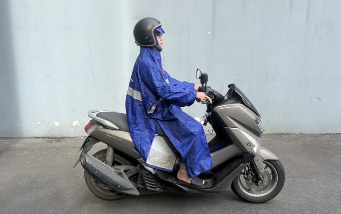 Mắc áo mưa không che đèn trước sau sẽ giúp lái xe lúc mưa an toàn hơn. Ảnh: Hồ Tân