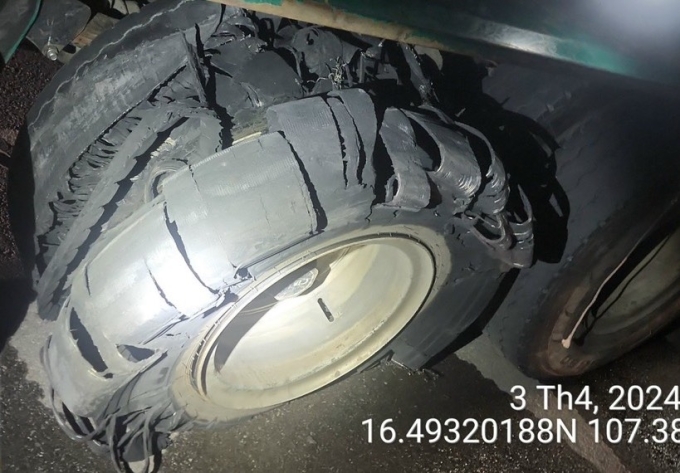 Lốp xe bị vỡ khi đi trên cao tốc Cam Lộ - La Sơn. Ảnh: Cục CSGT