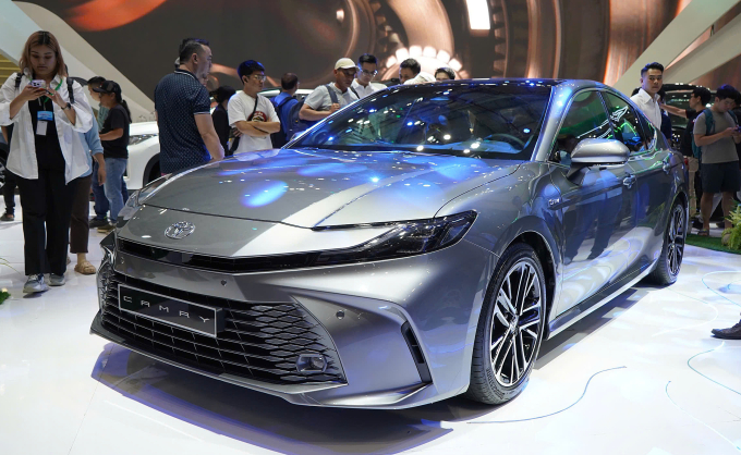 Mẫu xe sử dụng hệ truyền động hybrid song song Toyota Camry. Ảnh: Thành Nhạn